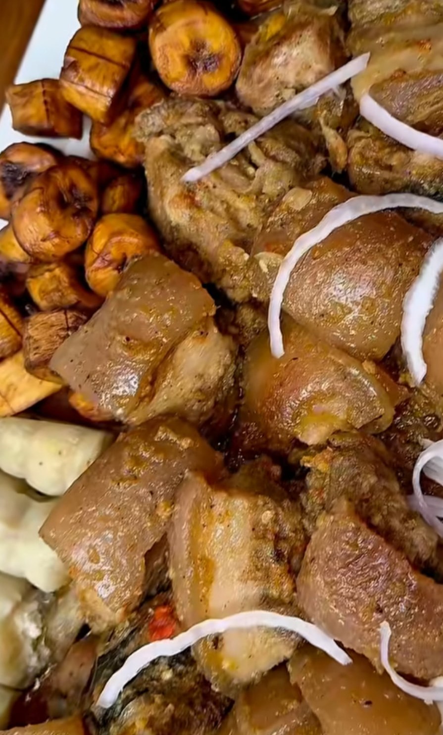Porc mijoté servi avec plantains mûrs frits et manioc