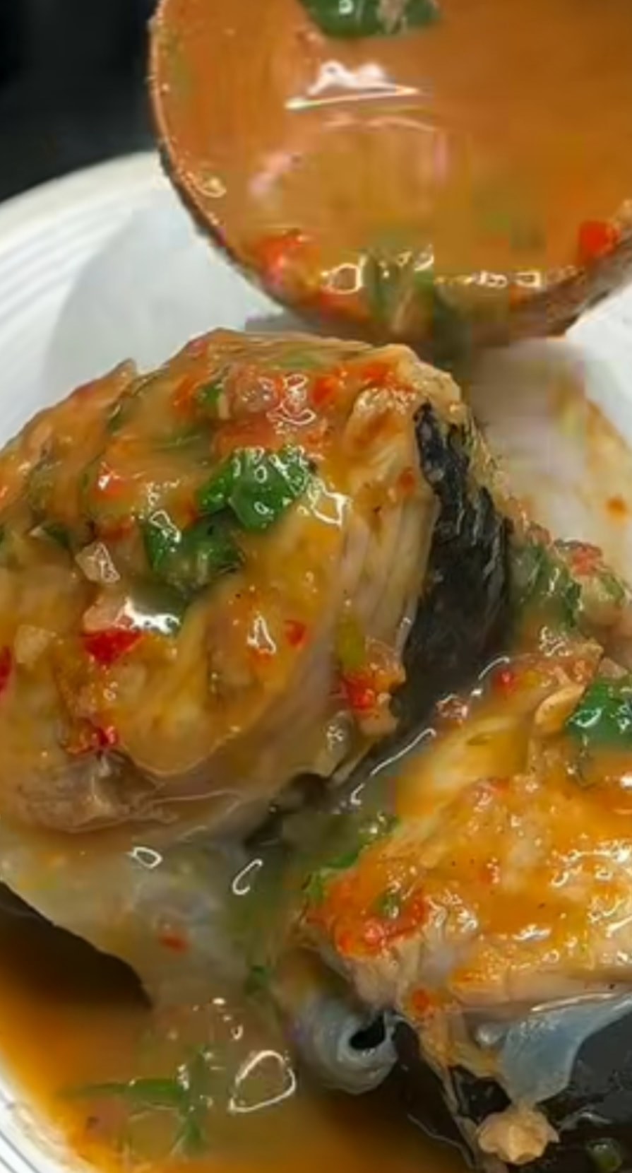 Poisson à la sauce piment et légumes frais