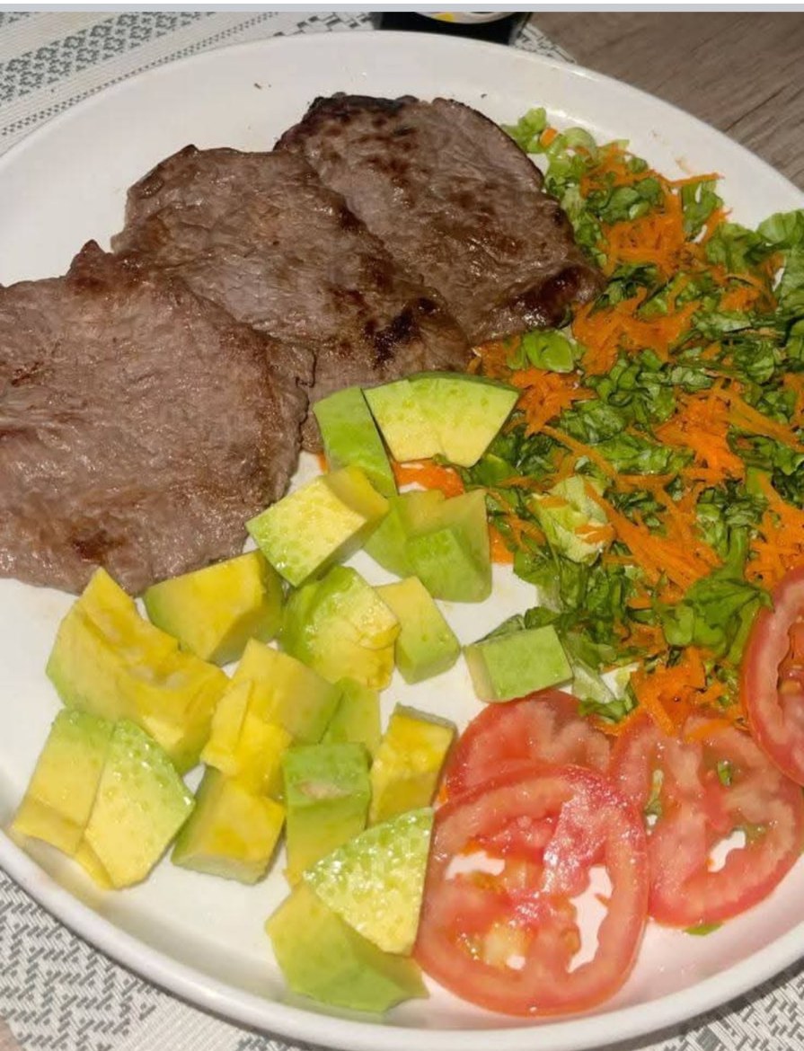 Émincé de bœuf grillé avec carottes râpées, avocat et tomates