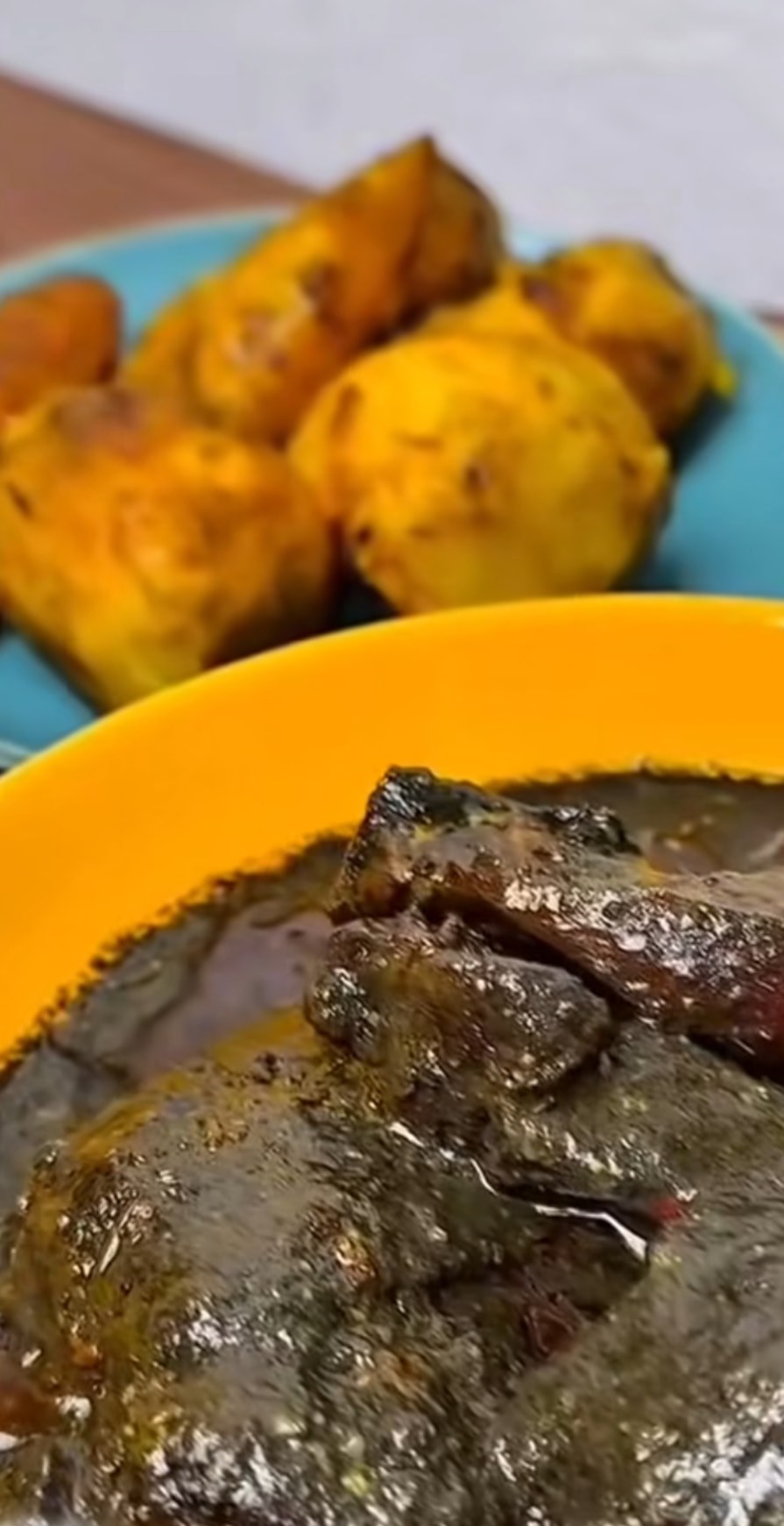Poisson à la sauce noire et plantains frits
