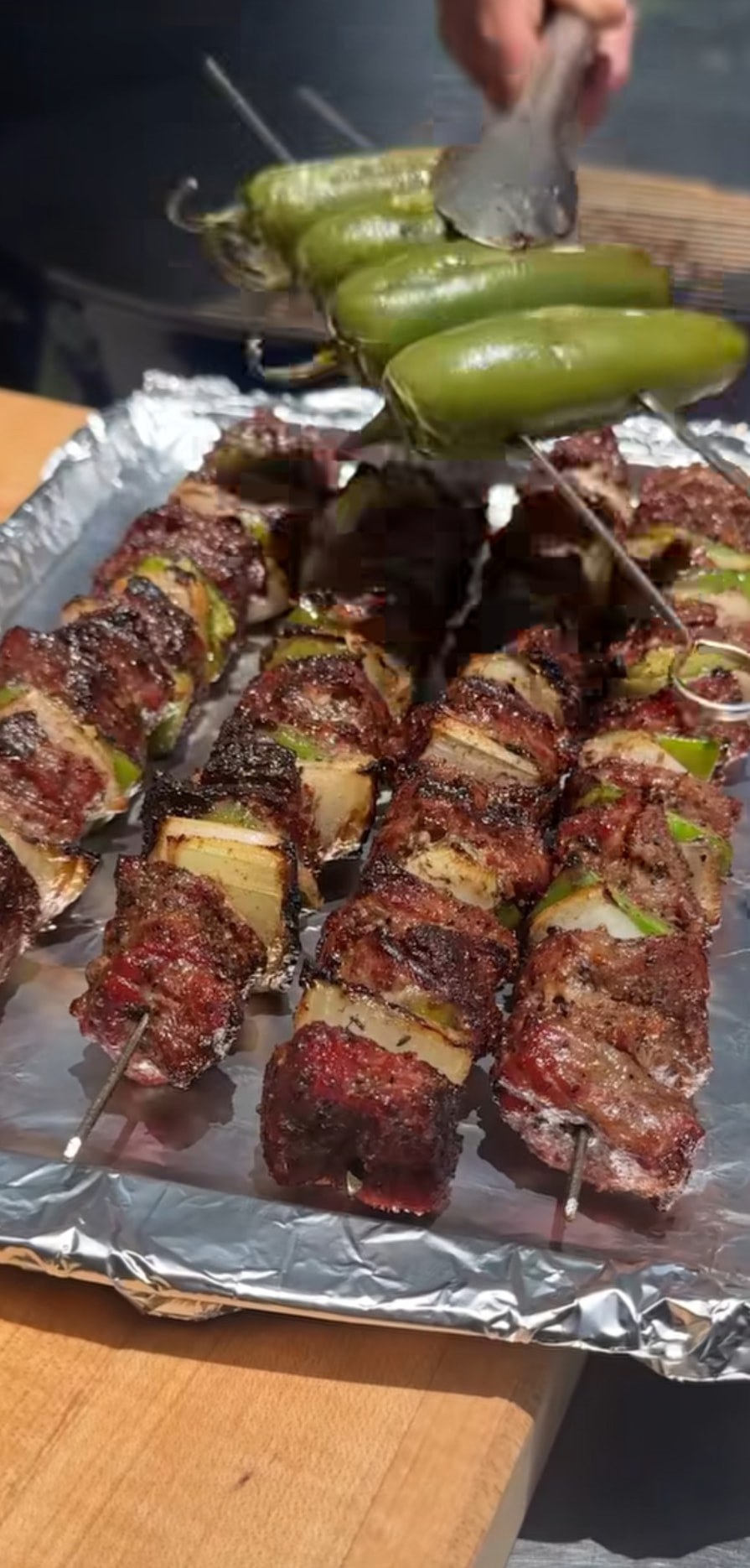 Brochettes de bœuf grillées aux poivrons et oignons