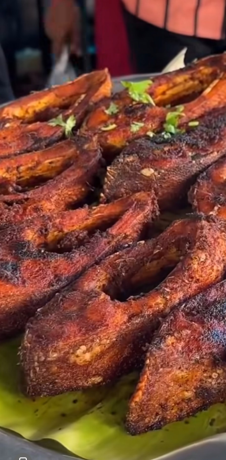 Poisson braisé épicé servi sur feuille de bananier