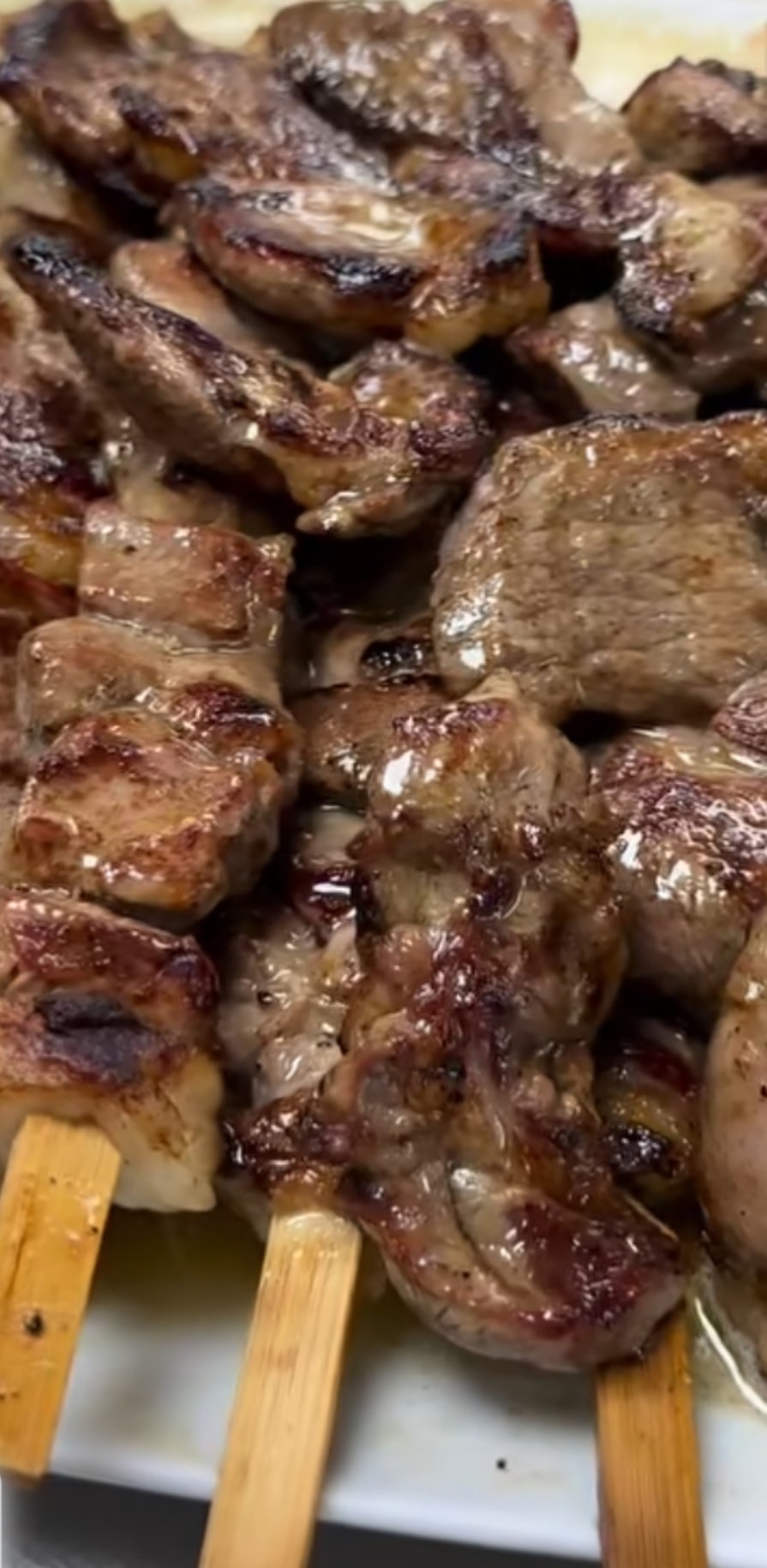 Brochettes de viande grillées au feu de bois