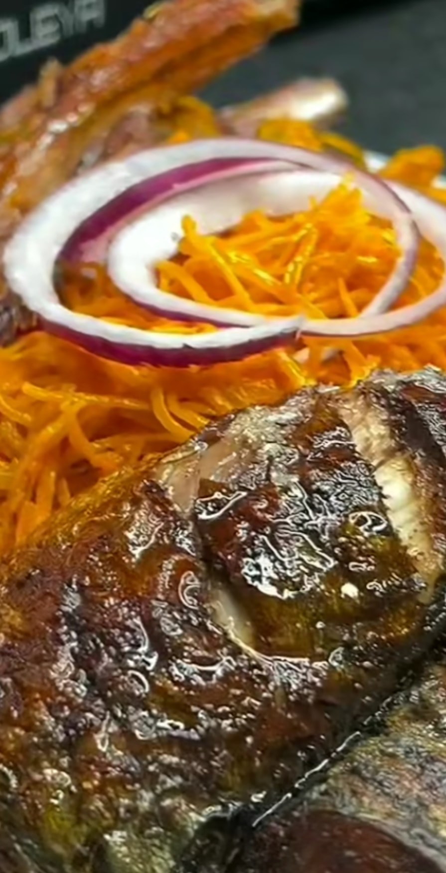 Poisson grillé, carottes râpées et oignons rouges