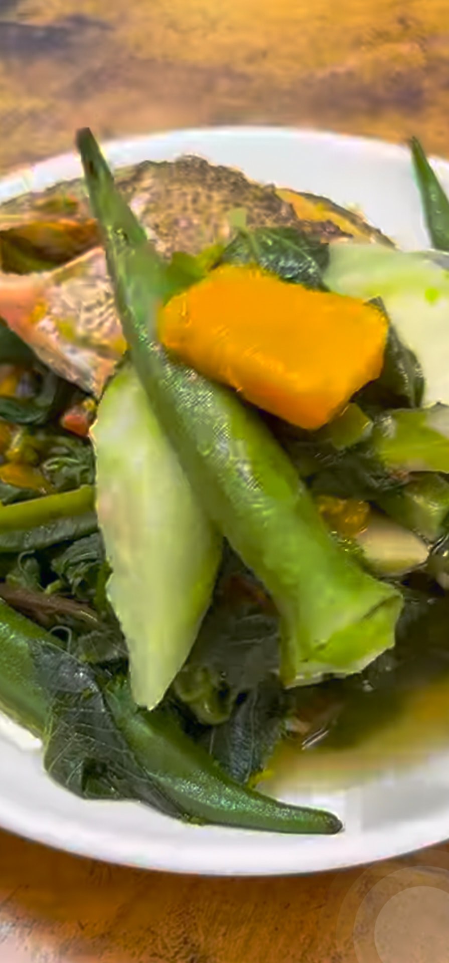 Poisson braisé accompagné de légumes verts locaux