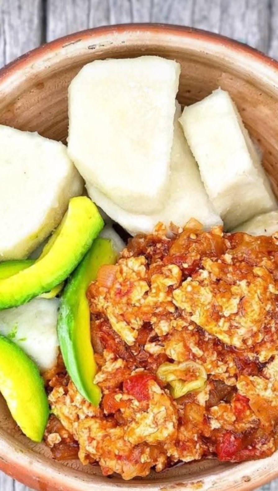 Bâton de manioc, œufs brouillés à la tomate et avocat servis en plat traditionnel