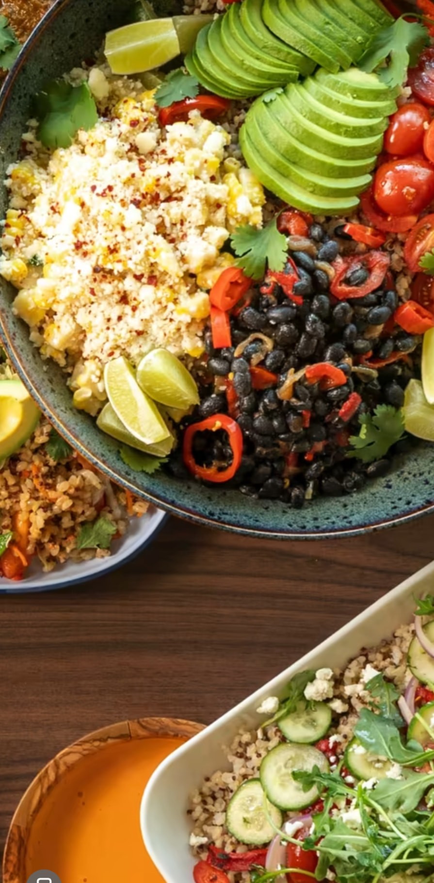 Bols de salade fraîche à l'avocat, maïs et haricots noirs