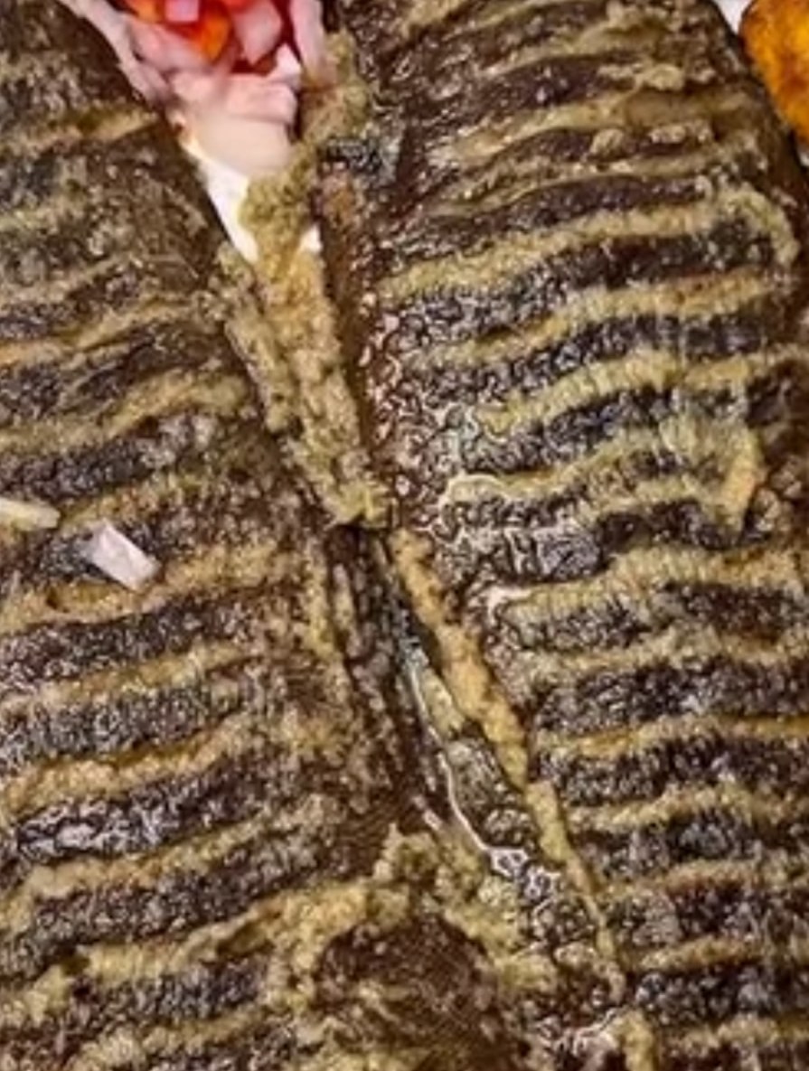 Poissons braisés entiers assaisonnés aux épices locales
