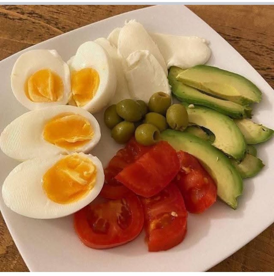 Œufs durs, mozzarella, olives, tomates et avocat