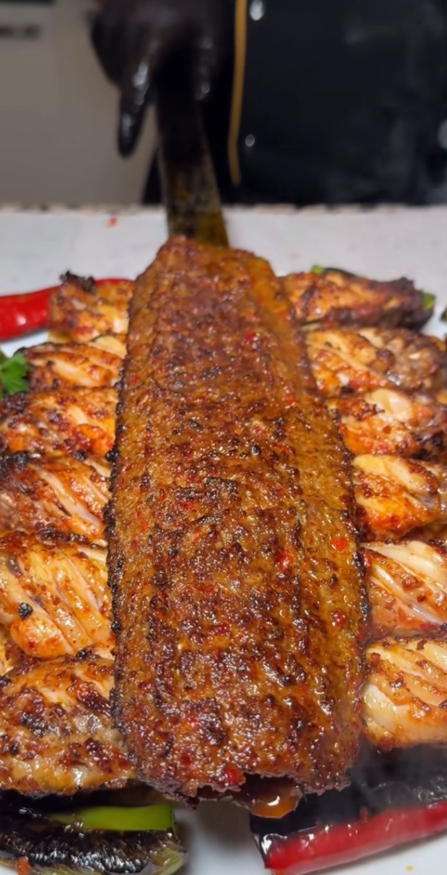 Plateau de poisson et crevettes grillés aux épices