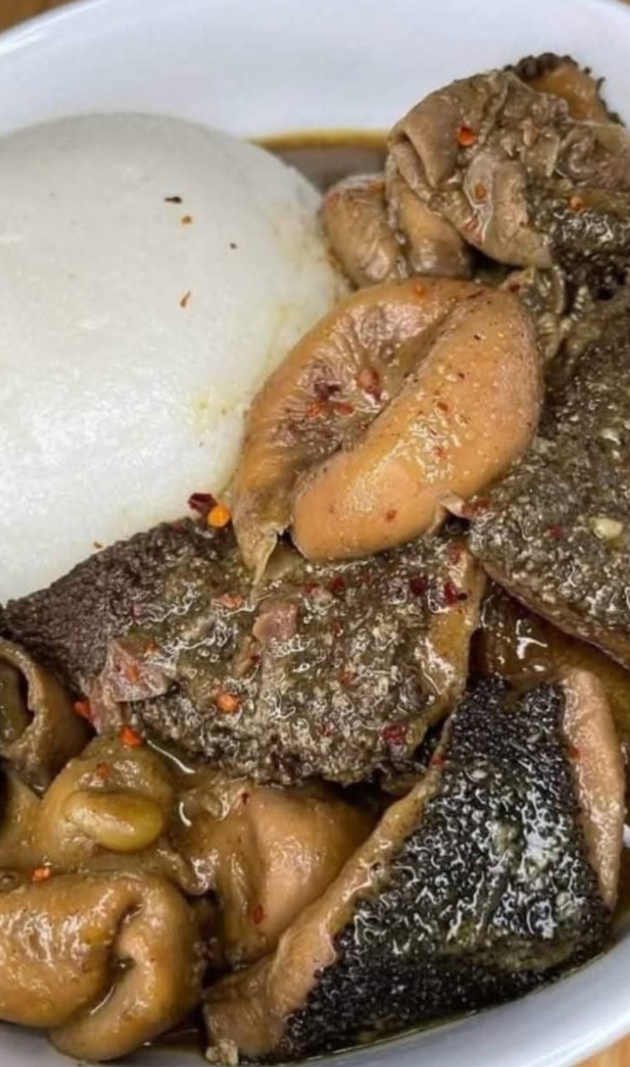 Sauce de pattes de bœuf servie avec du couscous de maïs