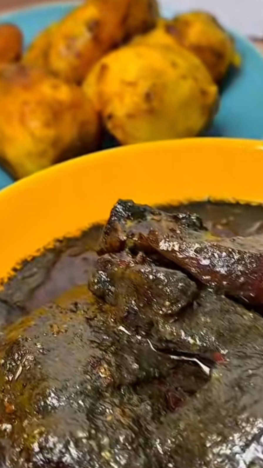 Poisson braisé en sauce noire et bâtons de manioc