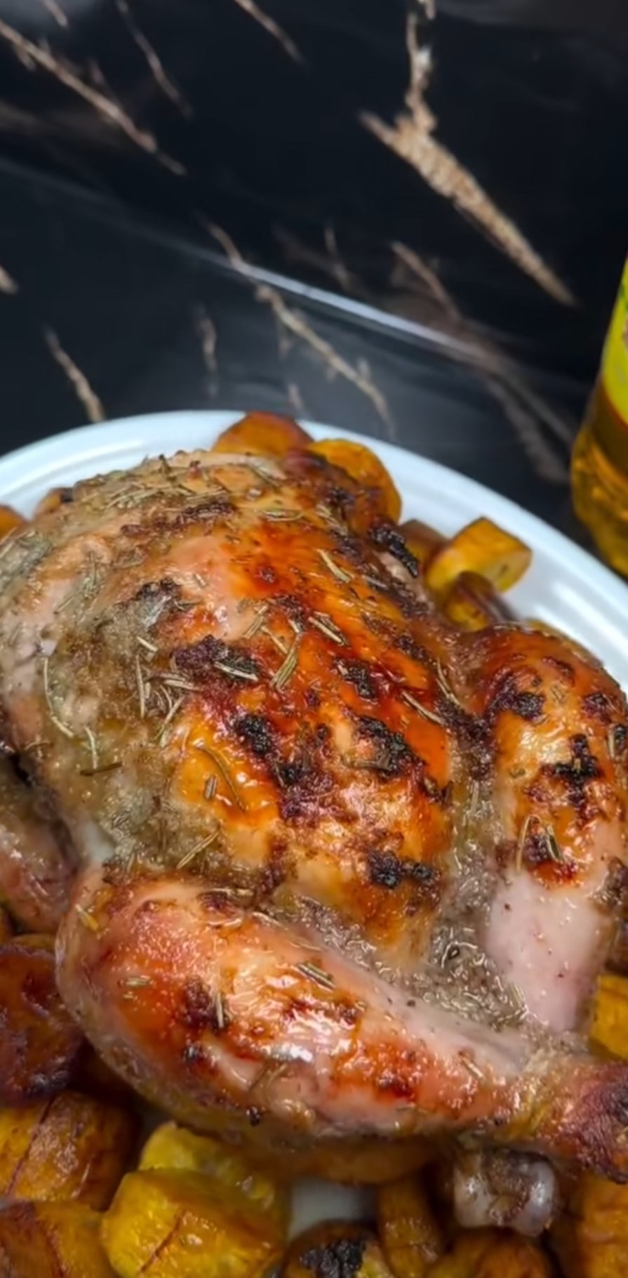 Poulet rôti aux herbes et plantains sautés
