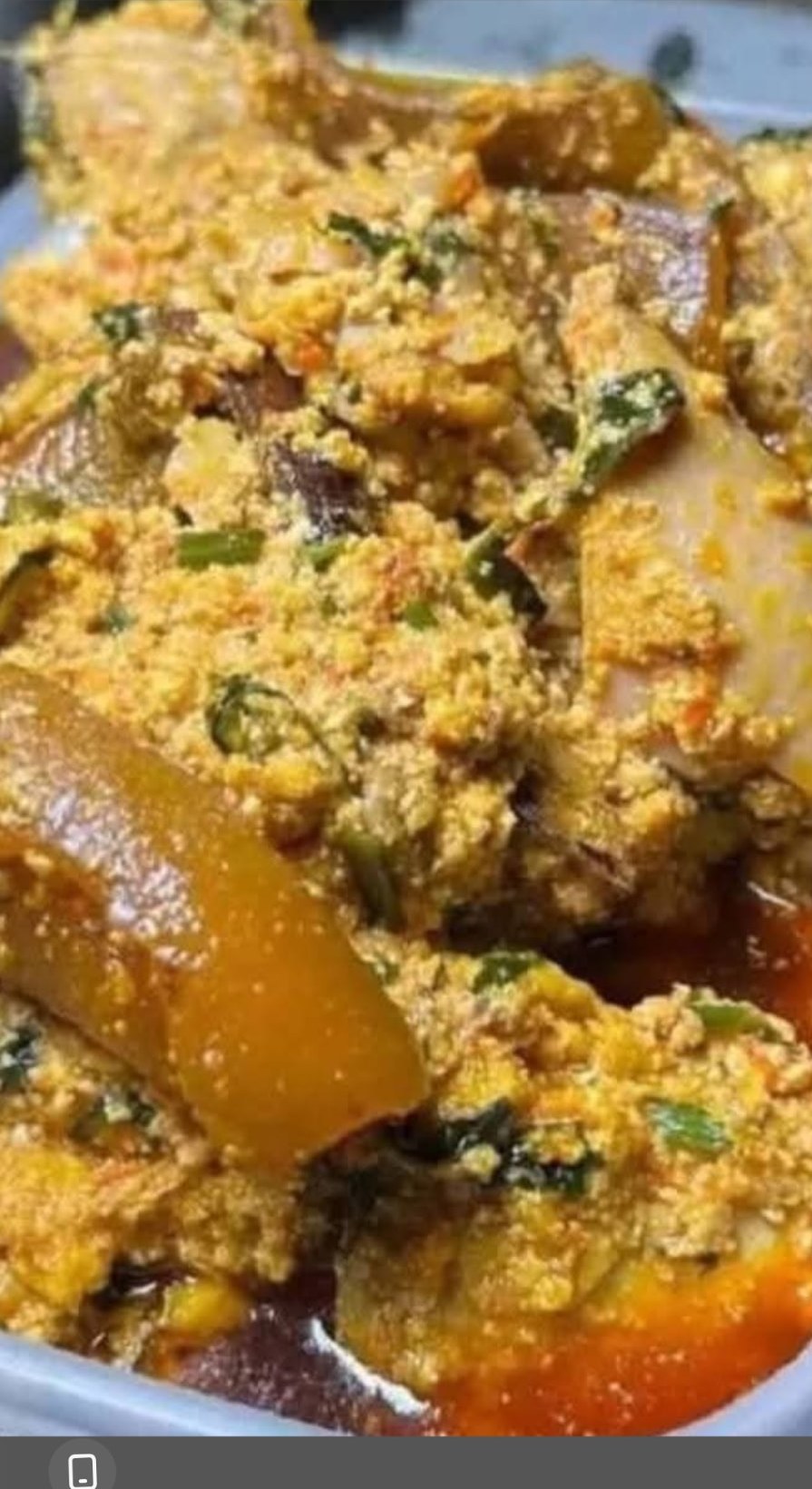Sauce d'okok à la pâte d'arachide et poisson fumé