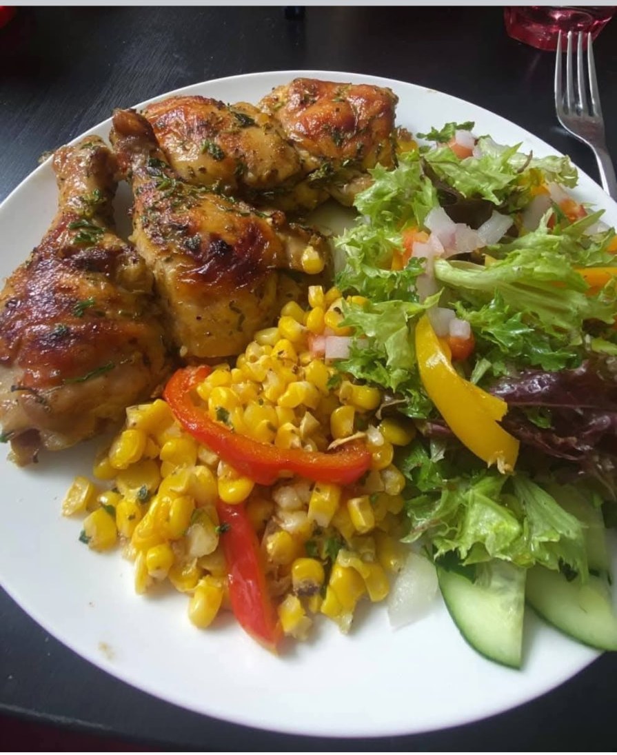 Poulet rôti aux herbes, maïs sauté et salade fraîche