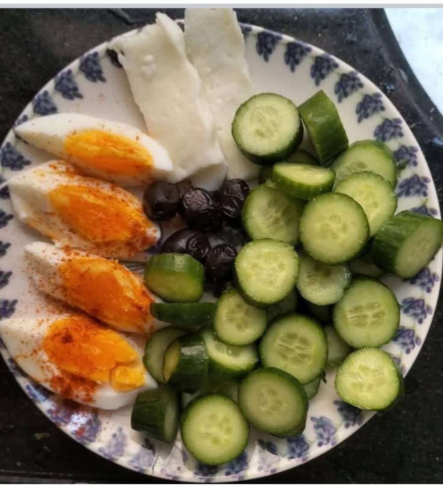 Assiette d'œufs durs épicés, concombre et olives