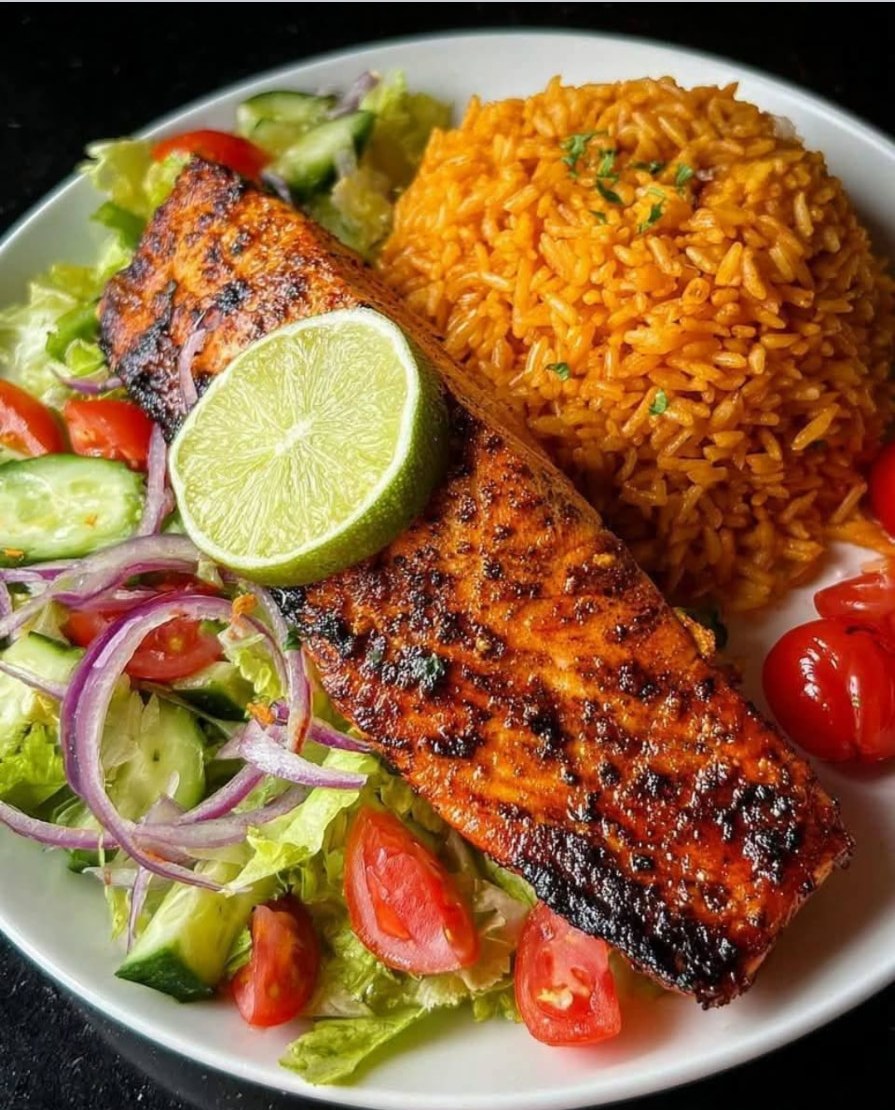 Poisson grillé au citron vert avec riz jollof et salade