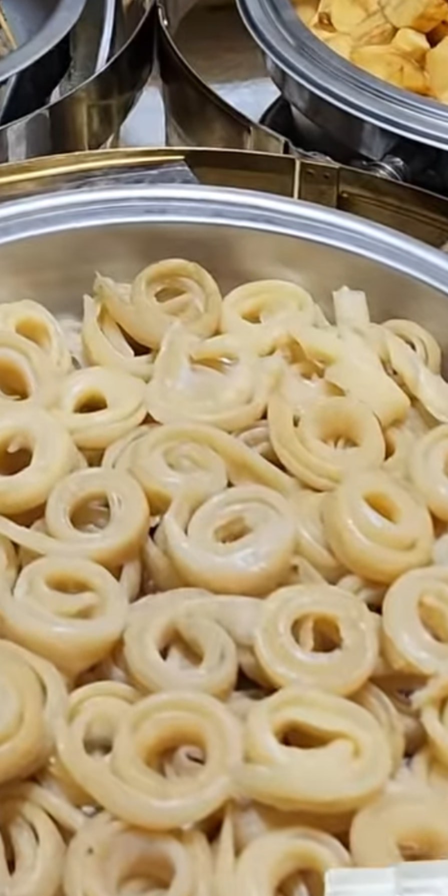 Plat de tripes mijotées servi en buffet chaud