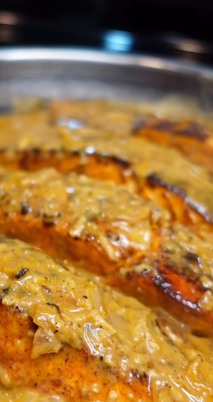Poisson mijoté à la sauce jaune crémeuse